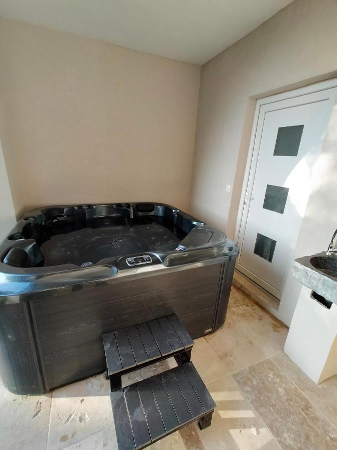 Reve De Panda Avec Sauna Et Jacuzzi Privatif Abrest Exterior foto